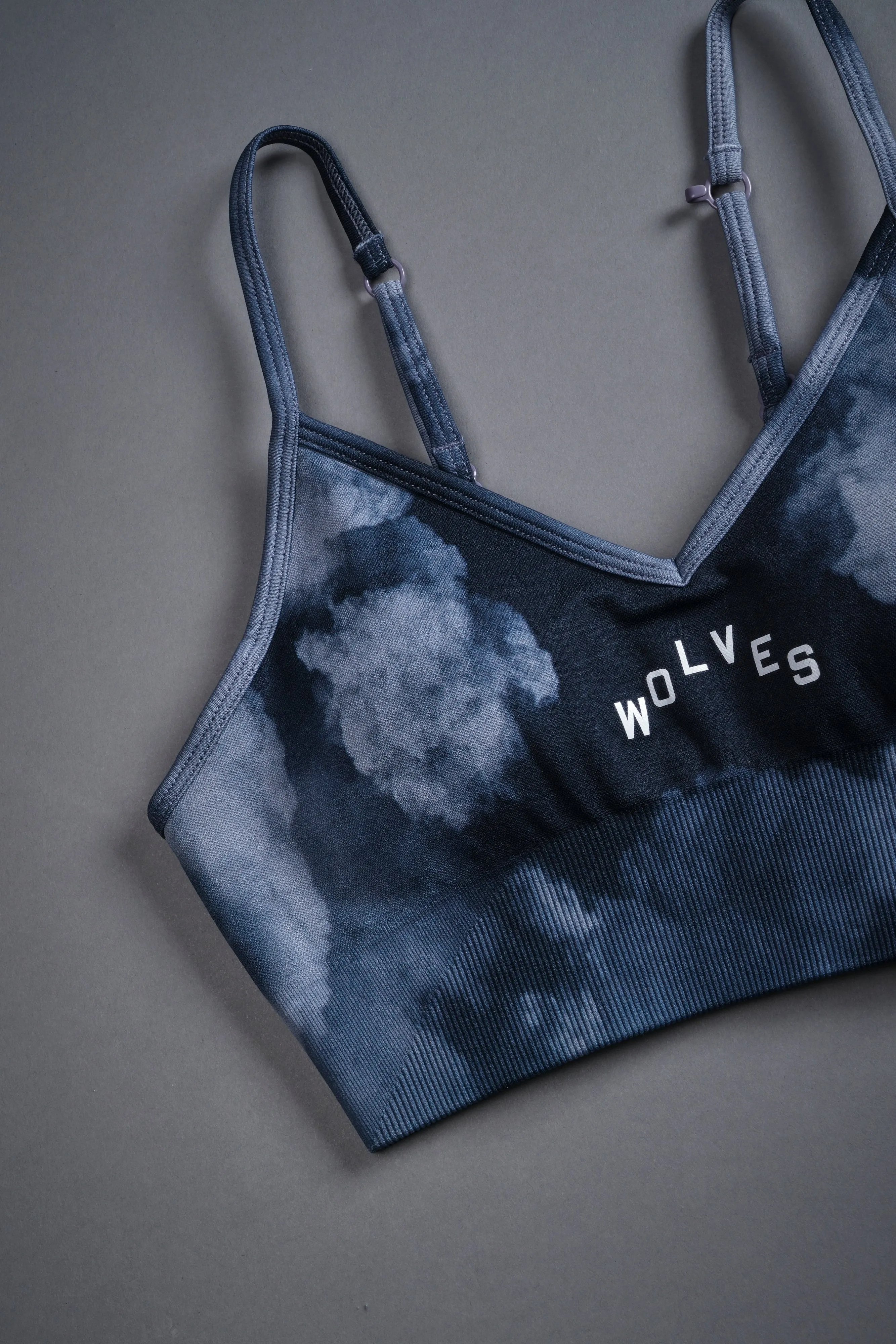 Wolves Pyramid "Everson Seamless" Sports Bra in Darc Blue Big Ghost Clouds